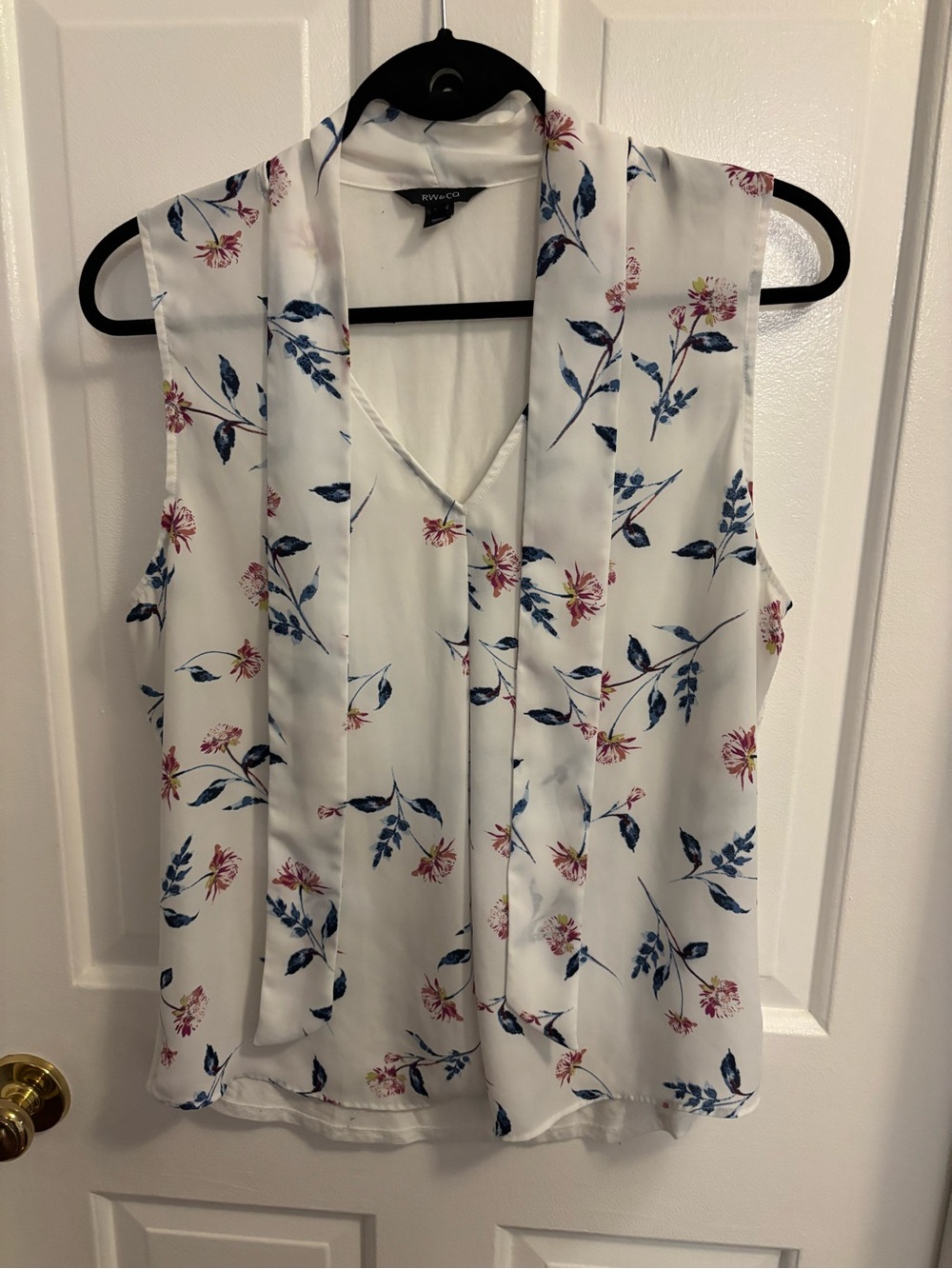 RW&CO. White Floral Sleeveless V-Neck Blouse with Blue and Pink Print